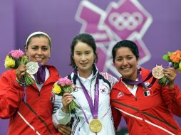 Aída Román (izq) y Mariana Avitia (der) dan a México sus primeras medallas en tiro con arco. Al centro Ki Bo Bae, ganadora del oro. AFP  /