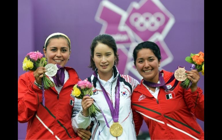 Aída Román (izq) y Mariana Avitia (der) dan a México sus primeras medallas en tiro con arco. Al centro Ki Bo Bae, ganadora del oro. AFP  /