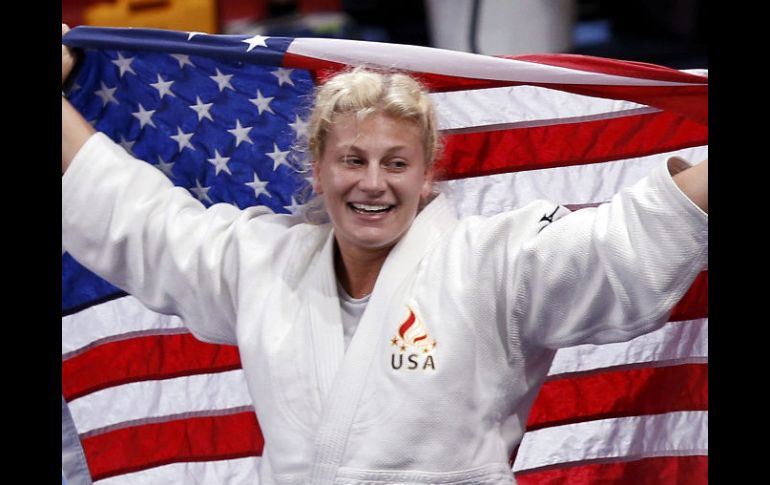 Kayla Harrison celebra su oro con la bandera de Estados Unidos. REUTERS  /