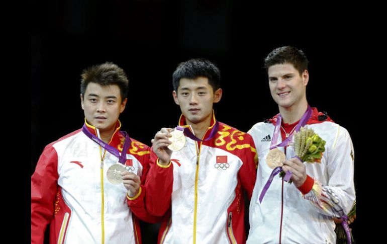 El podio del tenis de mesa individual de Londres 2012, ocupado por dos chinos y un alemán. REUTERS  /