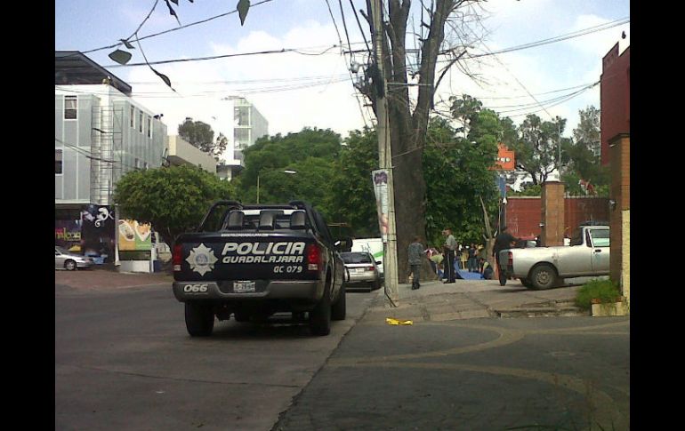 Agentes de la Procuraduría del Estado y personal del Instituto Jalisciense de Ciencias Forenses, arribaron hasta el lugar.  /