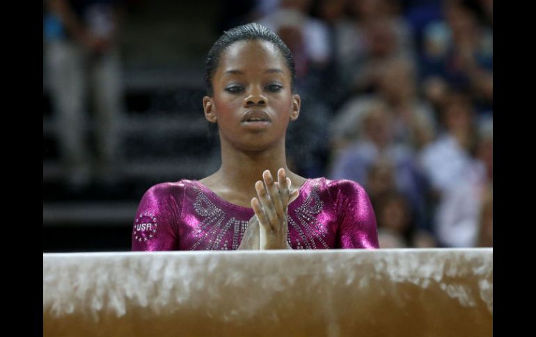 Douglas en uno de sus ejercicios que le valen ser la mejor gimnasta de Londres 2012. AFP  /