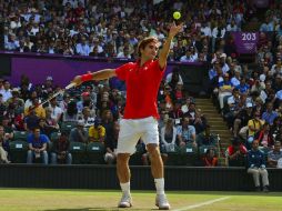 Federer hace un servicio en su cancha preferida, la de Wimbledon. AFP  /