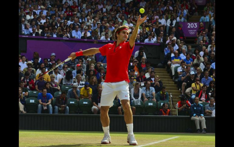 Federer hace un servicio en su cancha preferida, la de Wimbledon. AFP  /