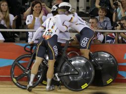 Kristina Vogel y Miriam Welte se abrazan tras ganar el primer lugar. AP  /