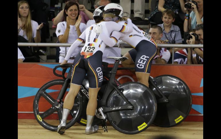 Kristina Vogel y Miriam Welte se abrazan tras ganar el primer lugar. AP  /