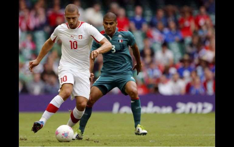 Carlos Salcido es uno de los pilares de la fuerte defensiva mexicana, que no ha recibido gol en Londres 2012. REUTERS  /