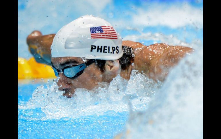 El nadador continúa haciendo historia y alargando la marca histórica de medallas olímpicas. XINHUA  /