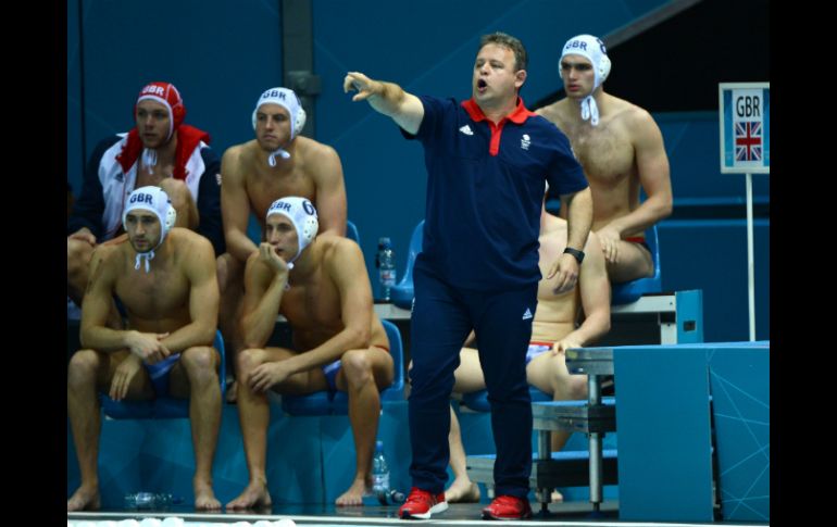 El entrenador del equipo británico, Cristian Lordache, reacciona durante el partido de waterpolo contra EU. AFP  /