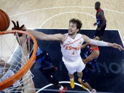 Pau Gasol (c) anotó 17 tantos en el partido ante Gran Bretaña. AFP  /