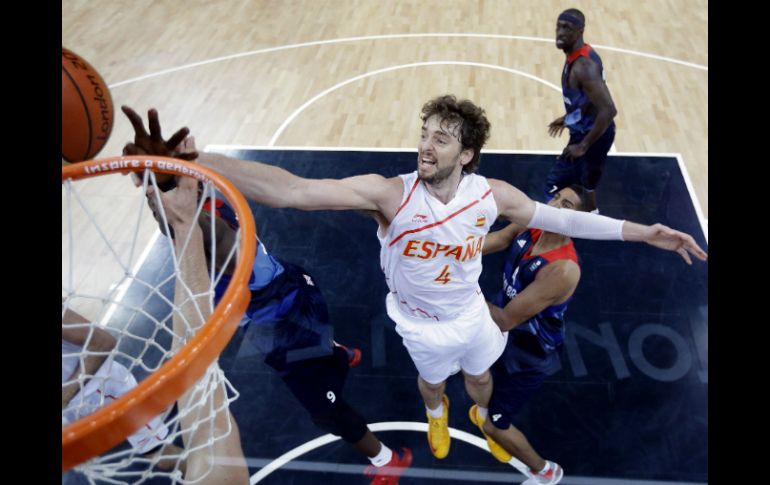 Pau Gasol (c) anotó 17 tantos en el partido ante Gran Bretaña. AFP  /