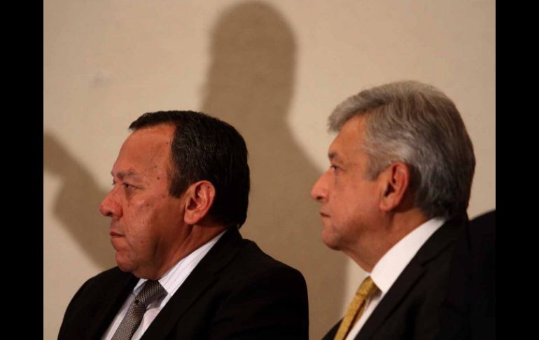 Jesús Zambrano y Andrés Manuel López Obrador, durante conferencia donde presentan supuestos irregularidades de Luis Videgaray. NTX  /