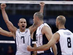 Los jugadores estadounidenses Donald Suxho (i), Clayton Stanley (c) y William Priddy celebran el triunfo sobre Brasil. AP  /