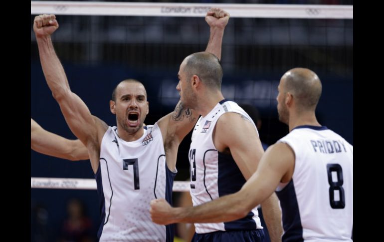 Los jugadores estadounidenses Donald Suxho (i), Clayton Stanley (c) y William Priddy celebran el triunfo sobre Brasil. AP  /