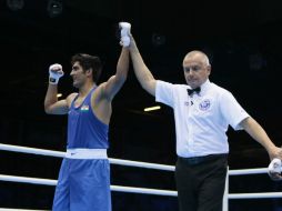 El boxeador indio, Vijender Singh, es reconocido como el ganador de la pelea. AP  /