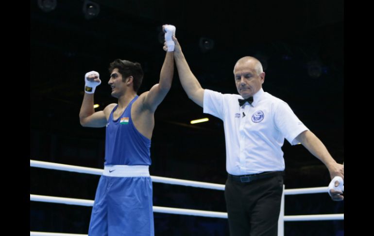 El boxeador indio, Vijender Singh, es reconocido como el ganador de la pelea. AP  /