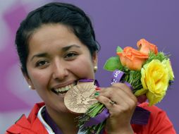 La arquera mexicana fue felicitada por obtener medalla, junto a su compañera Aída Román, por el Presidente Felipe Calderón. AFP  /