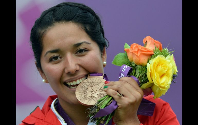 La arquera mexicana fue felicitada por obtener medalla, junto a su compañera Aída Román, por el Presidente Felipe Calderón. AFP  /