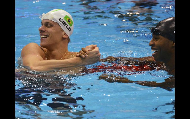 El brasileño César Cielo (i) y el estadounidense Jones Cullen comparten el el mejor tiempo global entre los 16 semifinalistas. REUTERS  /