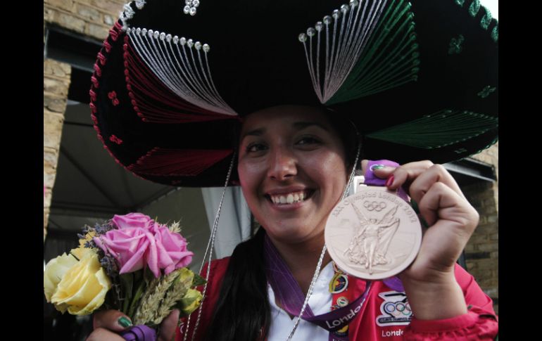 Mariana Avitia festejó con su familia, tras obtener la medalla de bronce en la competencia de Tiro con Arco individual femenil. NTX  /