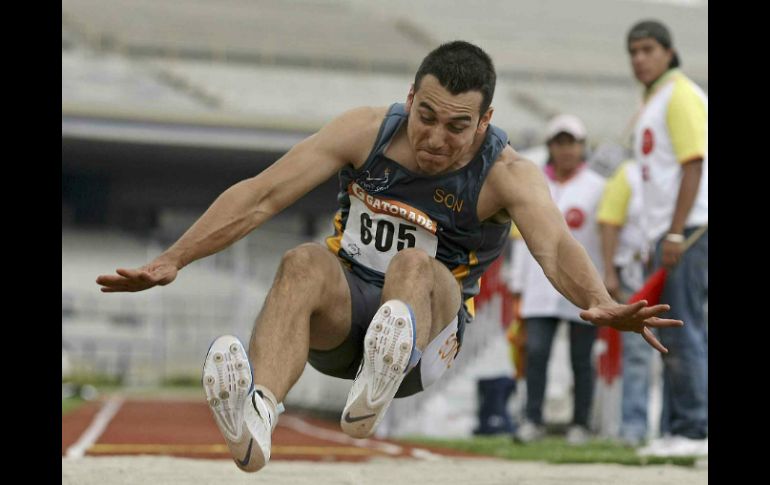 Si el saltador Luis Alberto Rivera Rivera lograra repetir su marca de 8 m 22 cm en Londres 2012 se acercaría a las medallas. ARCHIVO  /