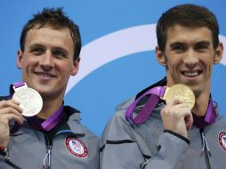 Michael Phelps (d) y Ryan Lochte sostienen sus medallas obtenidas en la prueba inidividual de 200 metros combinados. REUTERS  /