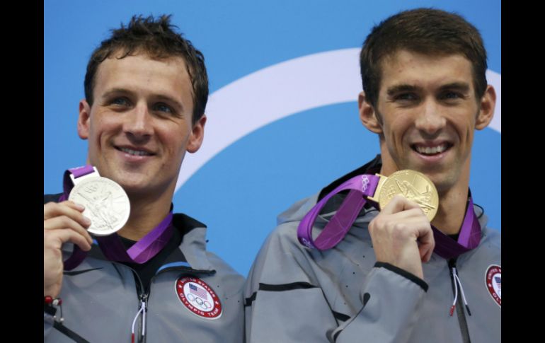 Michael Phelps (d) y Ryan Lochte sostienen sus medallas obtenidas en la prueba inidividual de 200 metros combinados. REUTERS  /