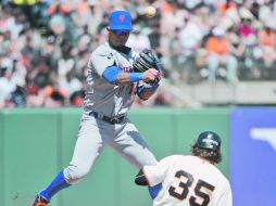 Ronny Cedeño completa el doble play al dejar fuera de acción a Brandon Crawford, de los Gigantes. AFP  /