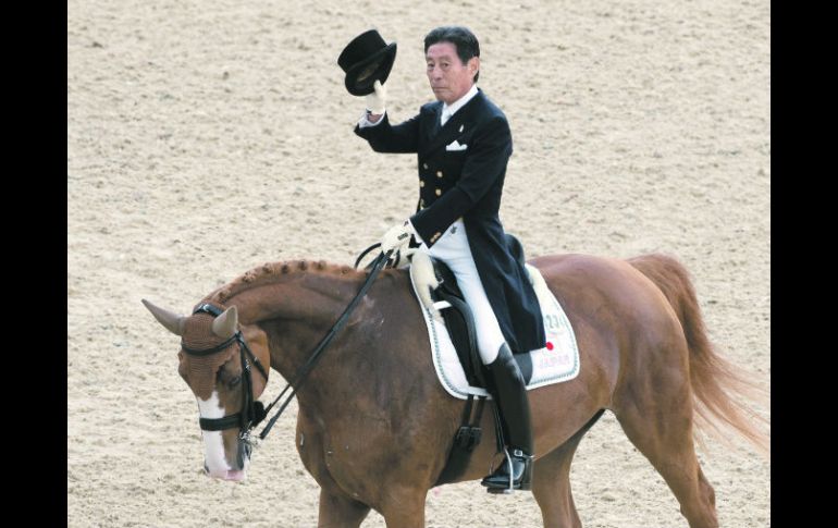 Agradece. Hiroshi Hoketsu, a lomos de “Whisper”, al final de su participación. AFP  /