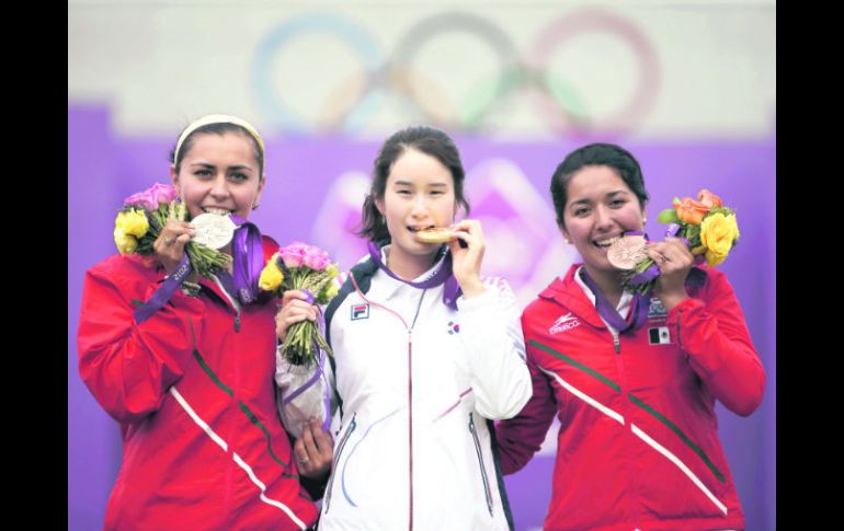 Aída Román, la coreana Ki Bo Bae y Mariana Avitia, muestran sus medallas obtenidas en el Lord’s Cricket Round de Londres. REUTERS  /