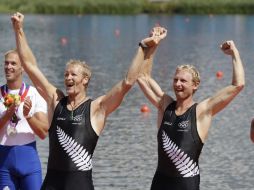 Hamish Bond y Eric Murray festejan el oro al subir al podio olímpico. AP  /