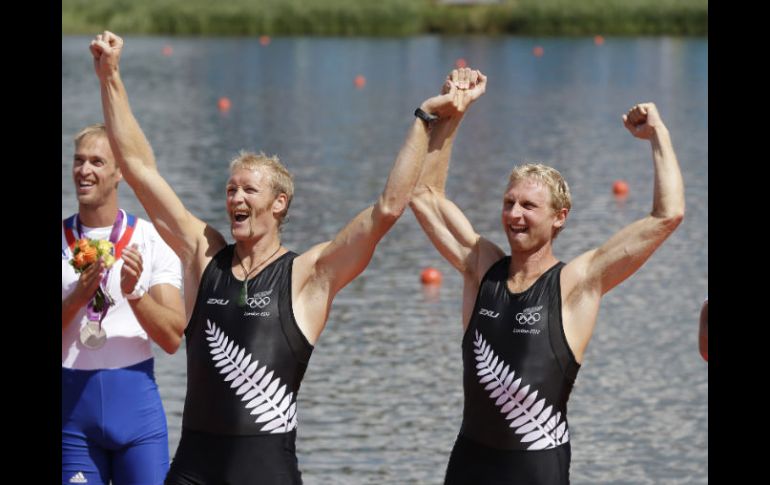 Hamish Bond y Eric Murray festejan el oro al subir al podio olímpico. AP  /