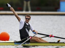 El remero supera en el sprint final al checo Ondrej Synek. REUTERS  /