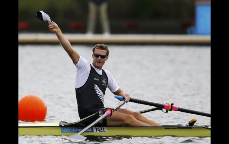 El remero supera en el sprint final al checo Ondrej Synek. REUTERS  /