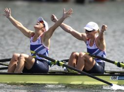 Anne Watkins y Katherine Granger festejan con júbilo el oro conseguido en el lago de Eton. AP  /