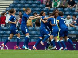 Las francesas celebran el gol de Wendie Renard, que a la postre sería el definitivo para clasificar. AP  /