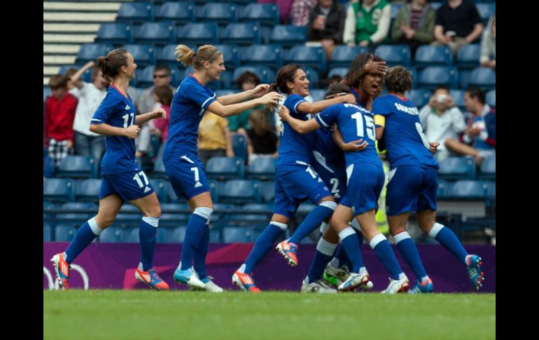 Las francesas celebran el gol de Wendie Renard, que a la postre sería el definitivo para clasificar. AP  /