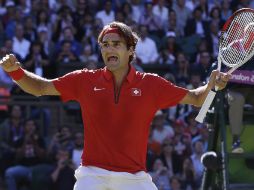 Roger Federer celebra tras llevarse el juego y el pasaporte a la final de Londres 2012. AP  /