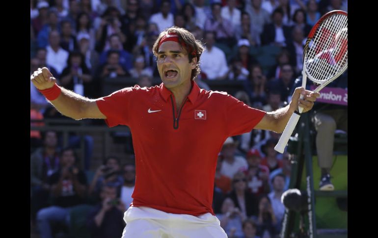 Roger Federer celebra tras llevarse el juego y el pasaporte a la final de Londres 2012. AP  /