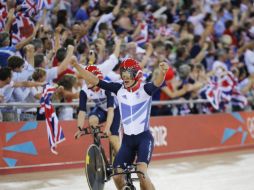 Peter Kennaugh celebra la corona y la marca mundial, junto a la afición que se congrega en el Velódromo. AP  /