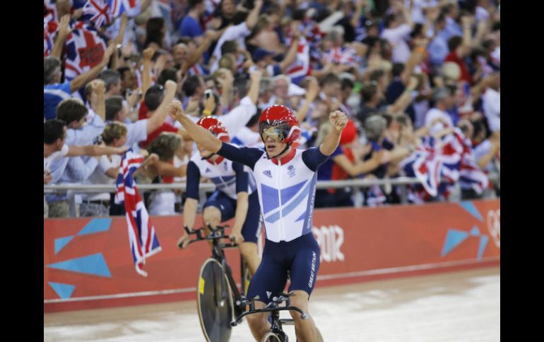 Peter Kennaugh celebra la corona y la marca mundial, junto a la afición que se congrega en el Velódromo. AP  /