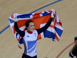 La británica celebra y carga en alto la bandera de Gran Bretaña. XINHUA  /