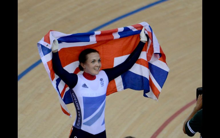 La británica celebra y carga en alto la bandera de Gran Bretaña. XINHUA  /