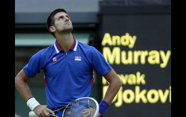 El serbio Novak Djokovic se lamenta luego de perder ante el británico Andy Murray. EFE  /