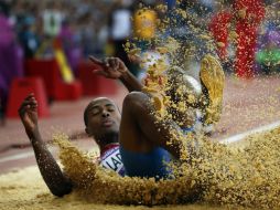 El atleta panameño Irving Saladino compite en la prueba de salto de longitud. AP  /