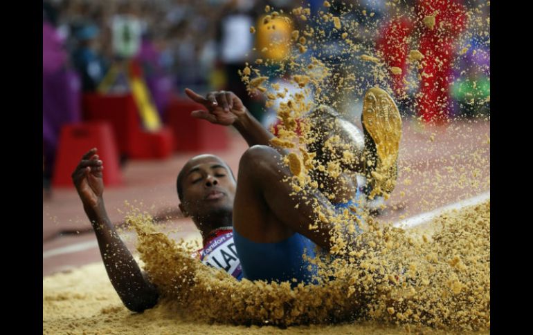 El atleta panameño Irving Saladino compite en la prueba de salto de longitud. AP  /