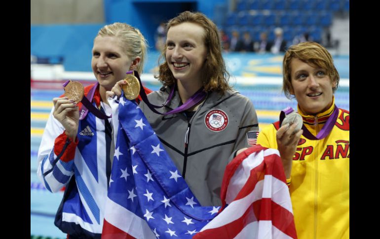 Rebecca Adlington del RU (I), Katie Ledecky de EU (C) y Mireia Belmonte (D), celebran tras la final de los 800m estilo libre. EFE  /