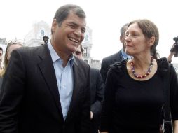 El Presidente de Ecuador, Rafael Correa, en encuentro con Christine Assange, madre del creador de WikiLeaks. ARCHIVO  /