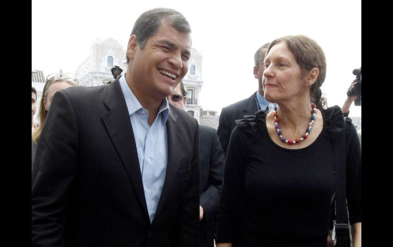 El Presidente de Ecuador, Rafael Correa, en encuentro con Christine Assange, madre del creador de WikiLeaks. ARCHIVO  /