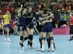 Las jugadoras de España celebran su victoria ante Suecia, en el partido del torneo olímpico. EFE  /